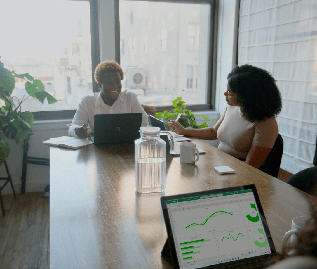 Medewerkers in een vergaderruimte